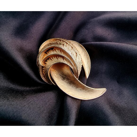 Vintage CROWN TRIFARI 1960s Signed Large Gold Toned Floral Leaf Swirl Brooch - Picture 5 of 7